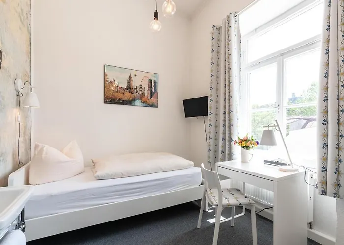 Hotel-pension Am Siegestor Gæstehus München